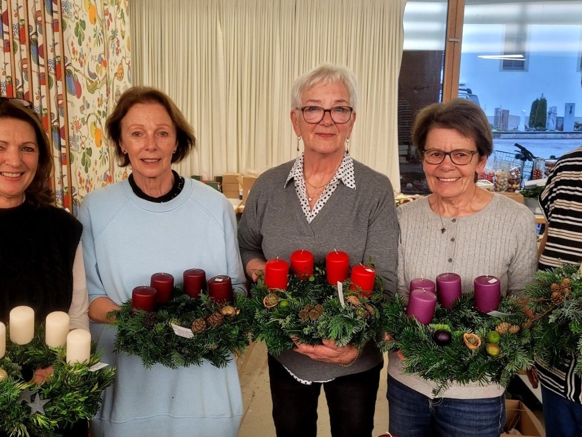 Prächtige Adventkränze und stilvolle Adventdekorationen unterstreichen eine schöne und besinnliche Adventzeit. Prächtige Adventkränze und stilvolle Adventdekorationen unterstreichen eine schöne und besinnliche Adventzeit.