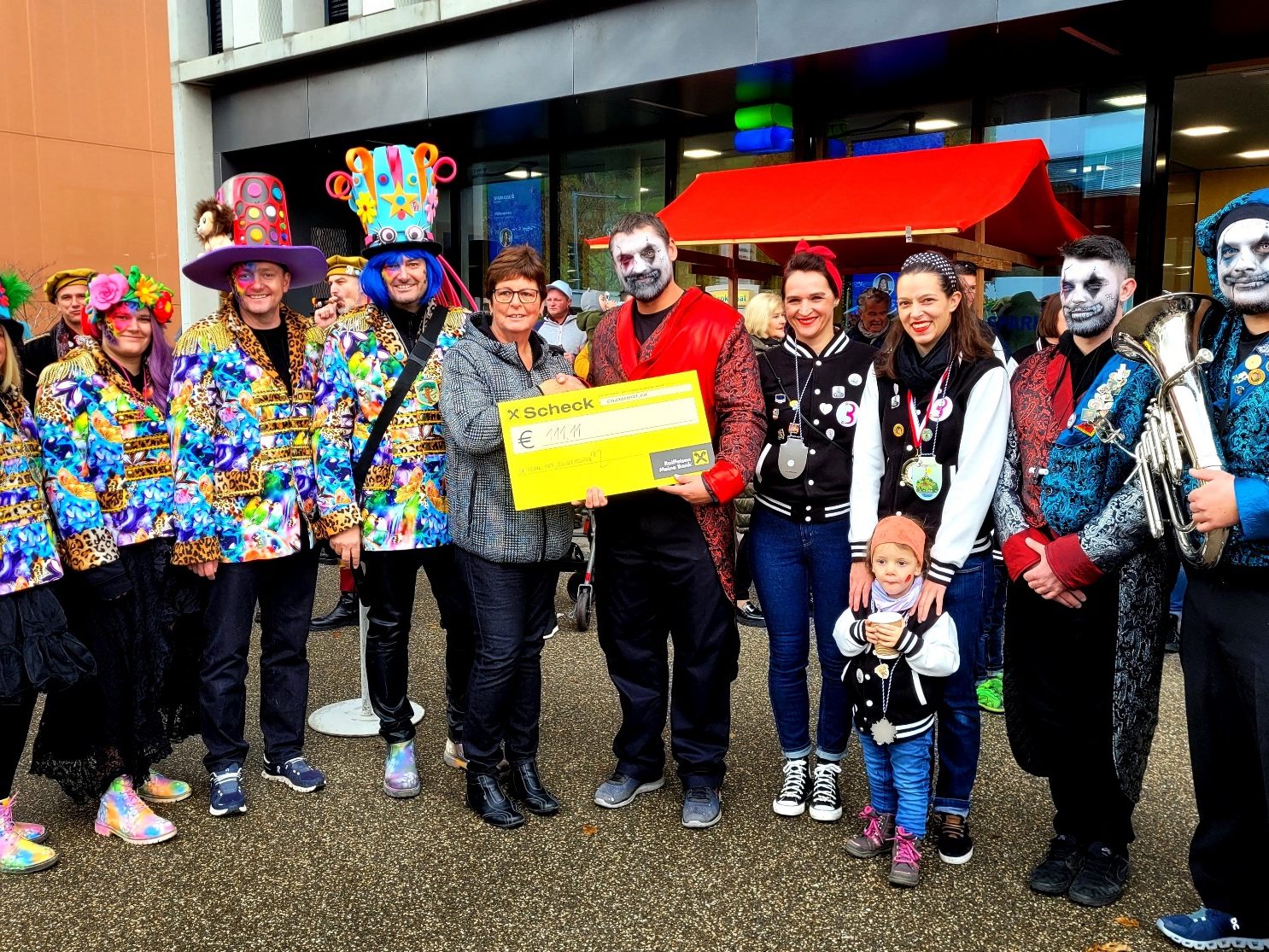 Kulturreferentin Petra Rührnschopf bedankte sich bei den engagierten Organisatoren des „Lochauer Kinderfasching 2024“, dazu gab es für die Guggamusik „Pfütza-Fäger“ wie immer den symbolischen „111,11 Euro“-Scheck. Ore, Ore!