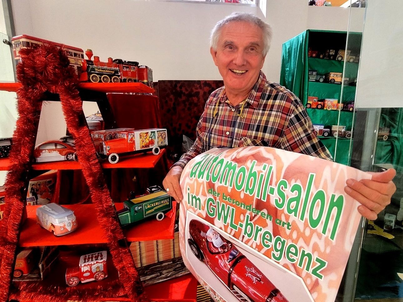 Der Lochauer Sammelprofi Kurt Prenner-Platzgummer präsentiert im GWL in Bregenz in der Adventzeit unter dem Motto „Automobilsalon der besonderen Art“ originelle weihnachtliche Geschenksdosenautos aus Blech.