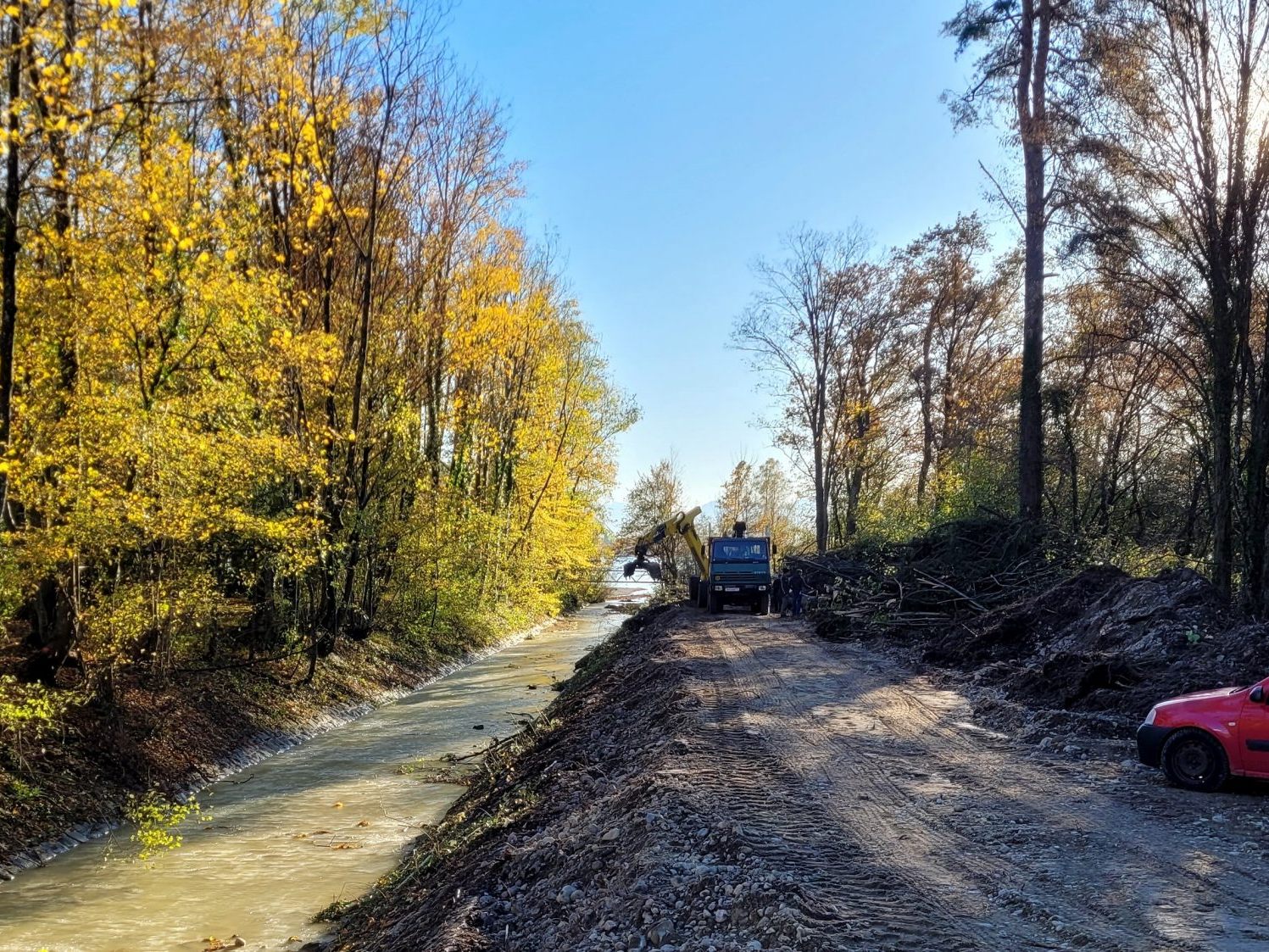 Mit ersten Rodungen samt Räumung der Böschungsrampe rechtsseitig entlang des Ruggbaches, von der Mündung in den Bodensee bis hinauf zur ÖBB-Brücke, erfolgte aktuell der Startschuss für das Hochwasserschutzprojekt Ruggbach im Leiblachtal.