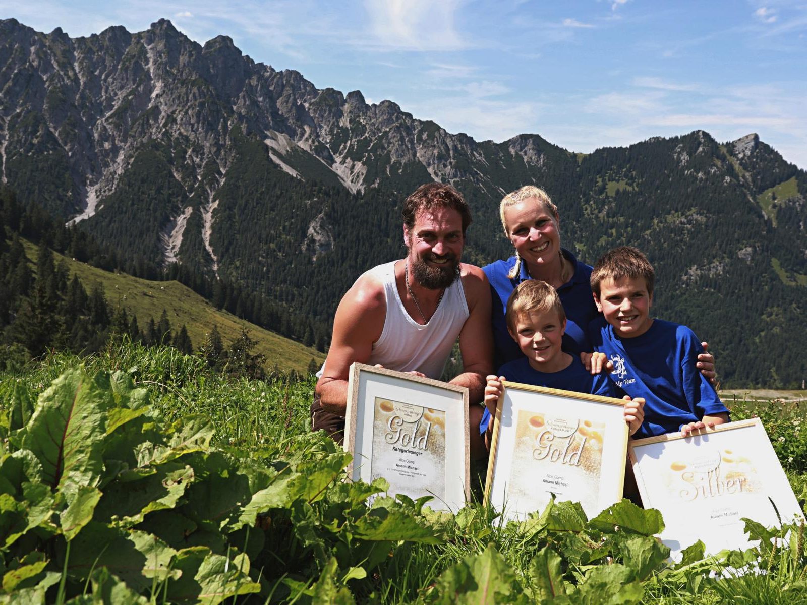 Michael und Petra Amann mit den beiden Söhnen Jonas und Linus verbringen gemeinsam die Sommermonate auf der Alpe Gamp.