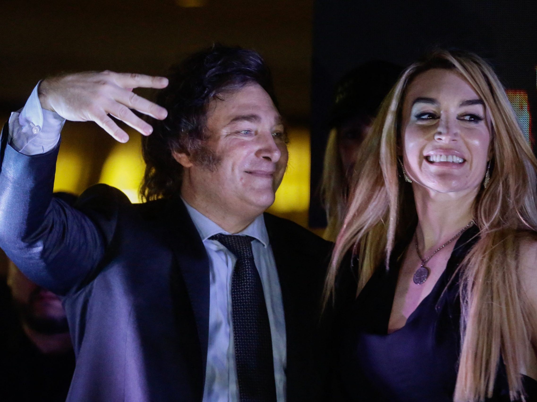 Javier Milei (mit Freundin Fatima Florez) ist Sieger des Urnengangs Javier Milei (mit Freundin Fatima Florez) ist Sieger des Urnengangs