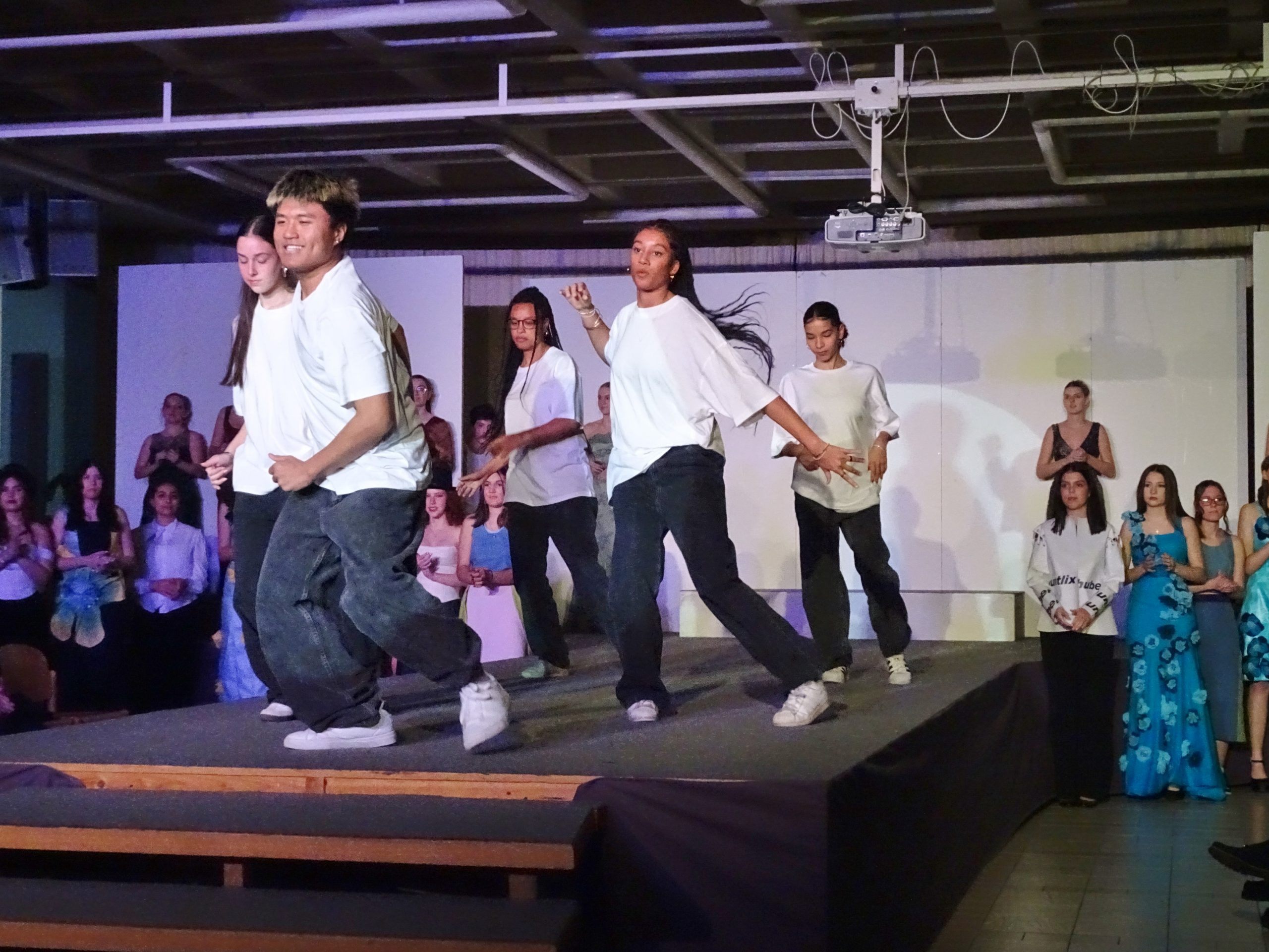 Die HTL Schülerinnen und Schüler zeigten heuer wieder eine mitreißende Projektshow. Die HTL Schülerinnen und Schüler zeigten heuer wieder eine mitreißende Projektshow.