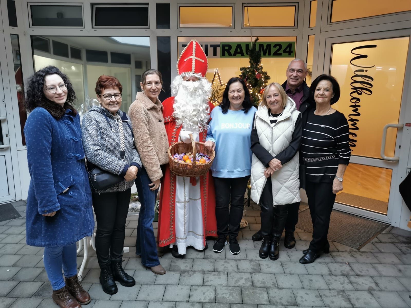 SPÖ-Frauen mit dem Nikolaus