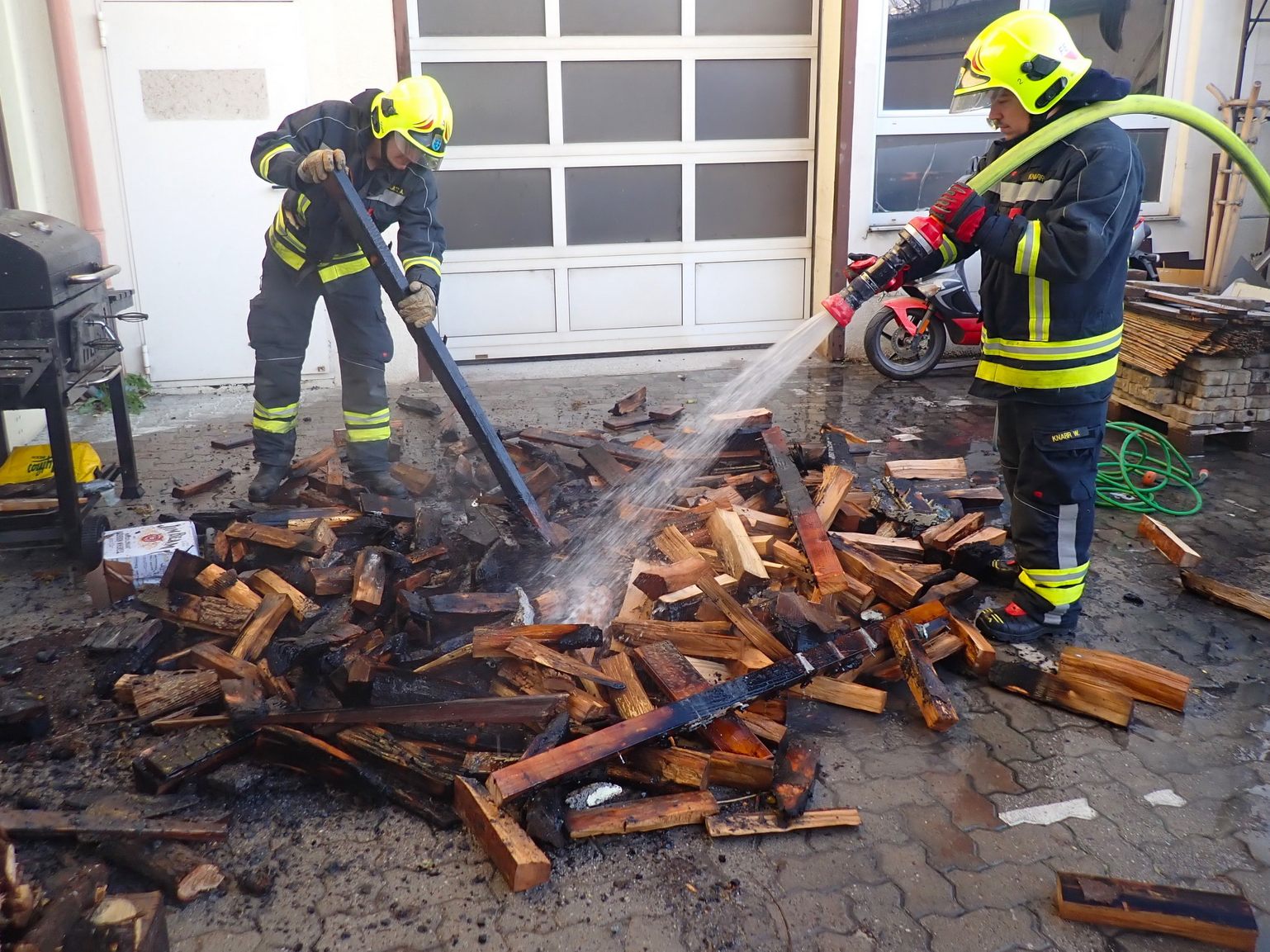 Die FF Guntramsdorf konnte den Balkonbrand löschen. Die FF Guntramsdorf konnte den Balkonbrand löschen.