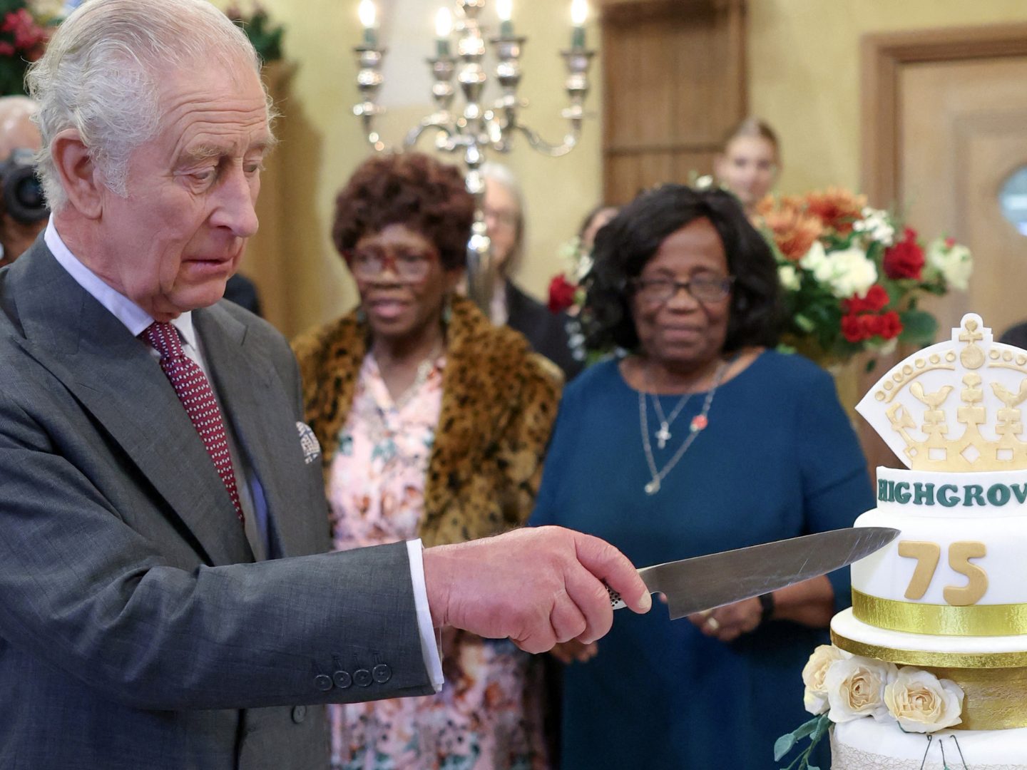 König Charles III schneidet seinen Geburtstagskuchen an. König Charles III schneidet seinen Geburtstagskuchen an.