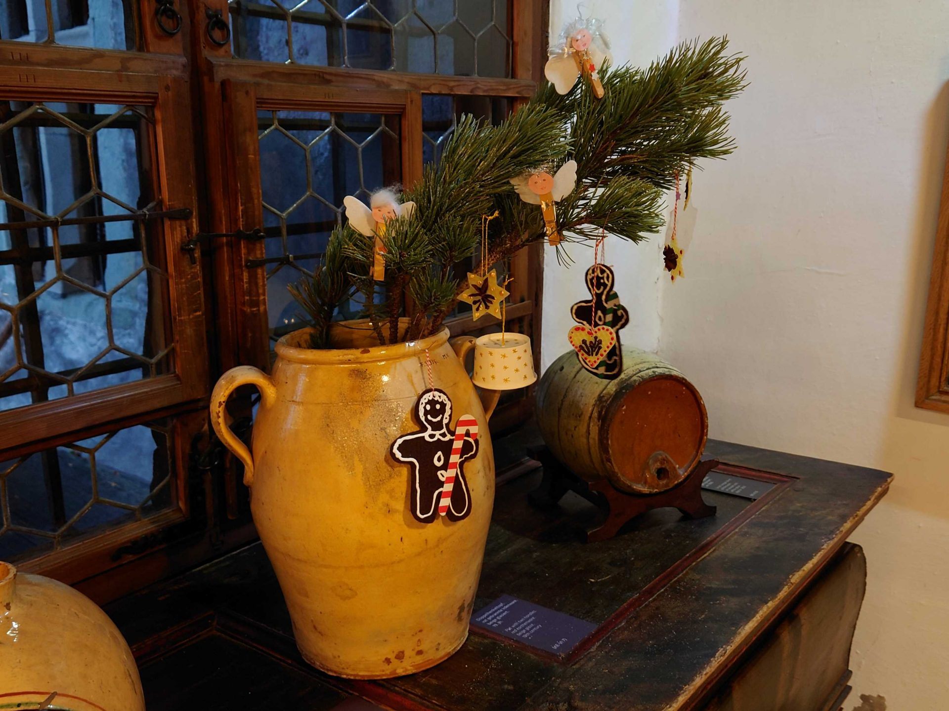 Am ersten Advent wird im Palas der Weihnachtsbaum mit Selbstgebasteltem geschmückt. Am ersten Advent wird im Palas der Weihnachtsbaum mit Selbstgebasteltem geschmückt.