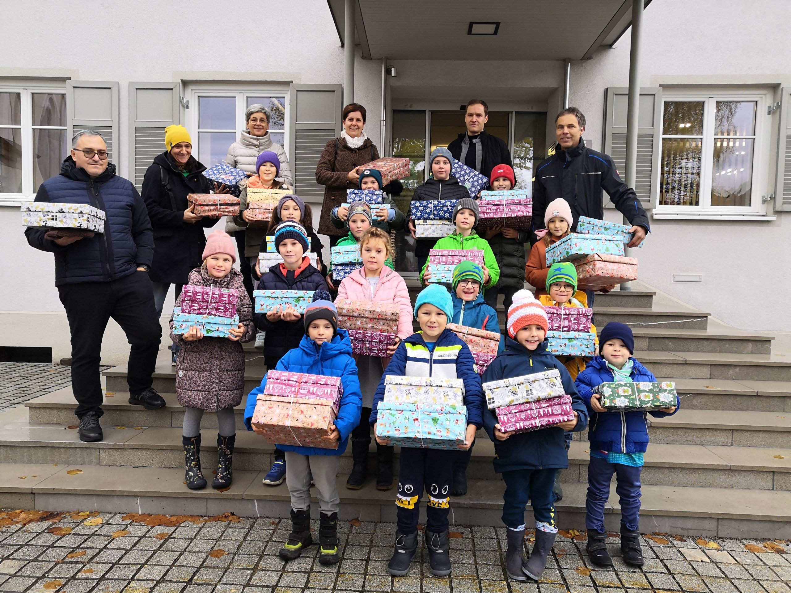 Die Kinder der VS Müselbach brachten die Geschenke selbst zur Sammelstelle ins Gemeindeamt.