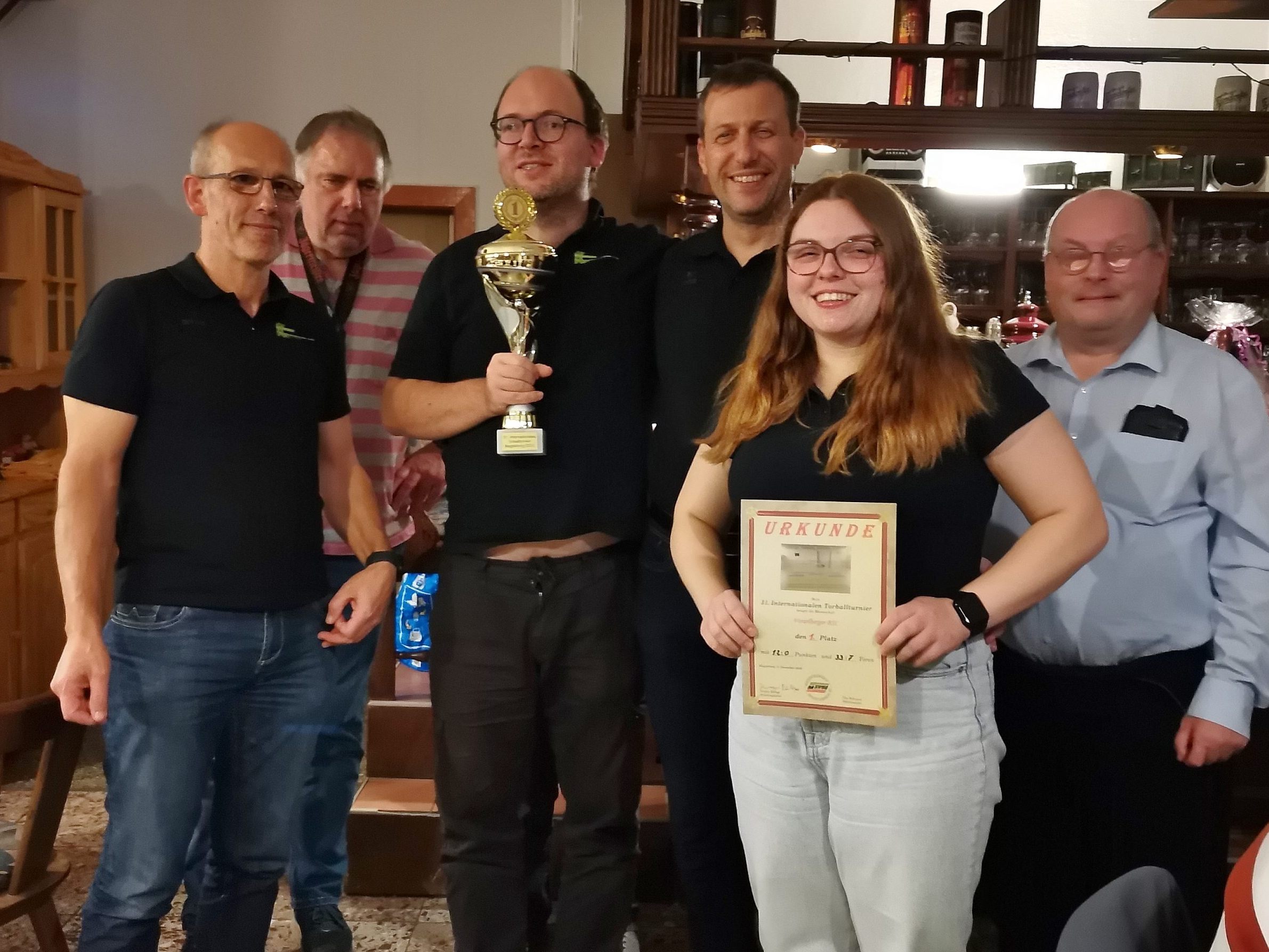Die siegreichen Torballerinnen und -baller kehrten voller Stolz mit dem Siegespokal aus Magdeburg zurück. Die siegreichen Torballerinnen und -baller kehrten voller Stolz mit dem Siegespokal aus Magdeburg zurück.