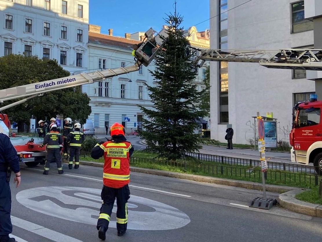 Unfall in Wien mit Hebebühne beim Weihnachtsbaum-Dekorieren