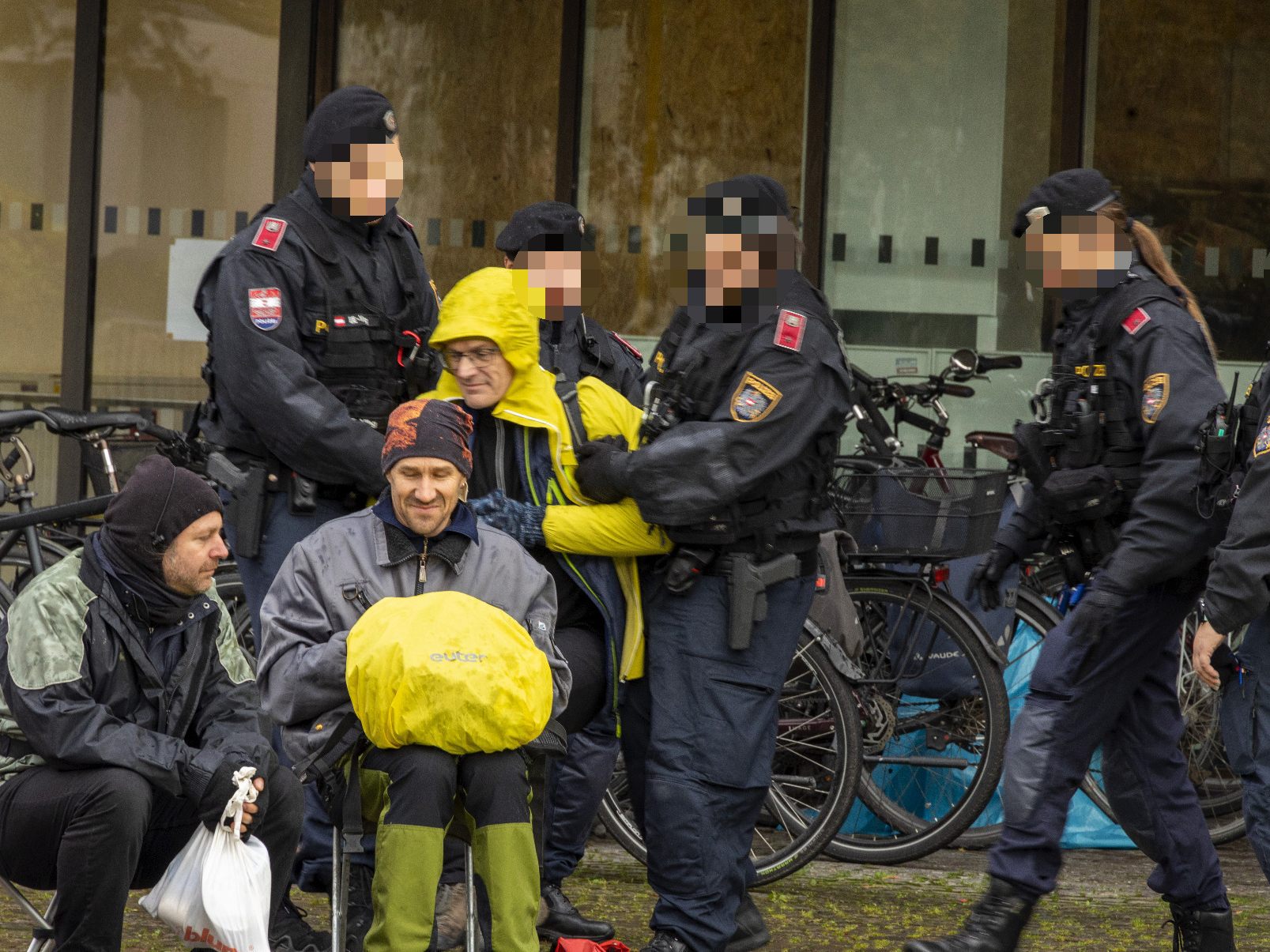 Gegen Bau der Tunnelspinne - Demonstration wegen geltender Bannmeile von Polizei aufgelöst