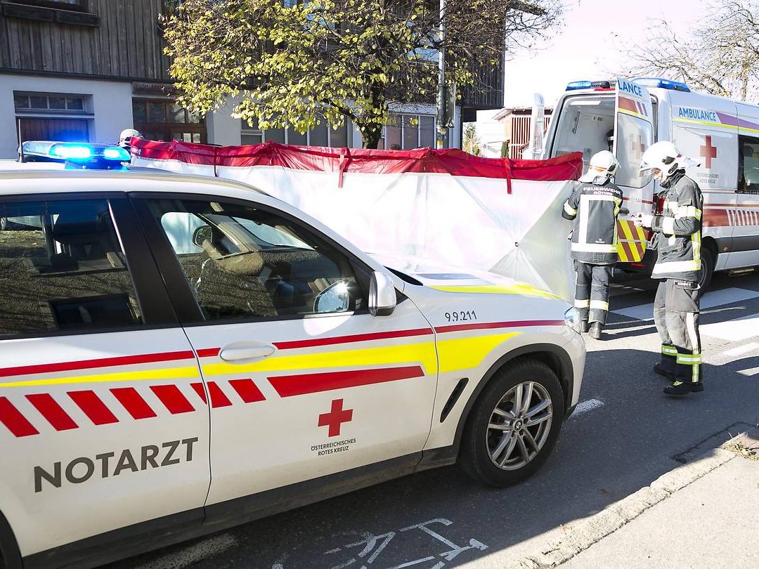 Die Straße musste für den Einsatz der Rettungskräfte eine Stunde lang gesperrt werden.