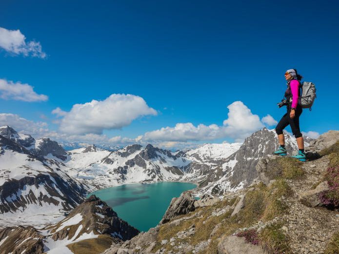 Die zahlreichen Wanderwege rund um den See bieten traumhafte Ausblicke auf die Bergwelt. Die zahlreichen Wanderwege rund um den See bieten traumhafte Ausblicke auf die Bergwelt.