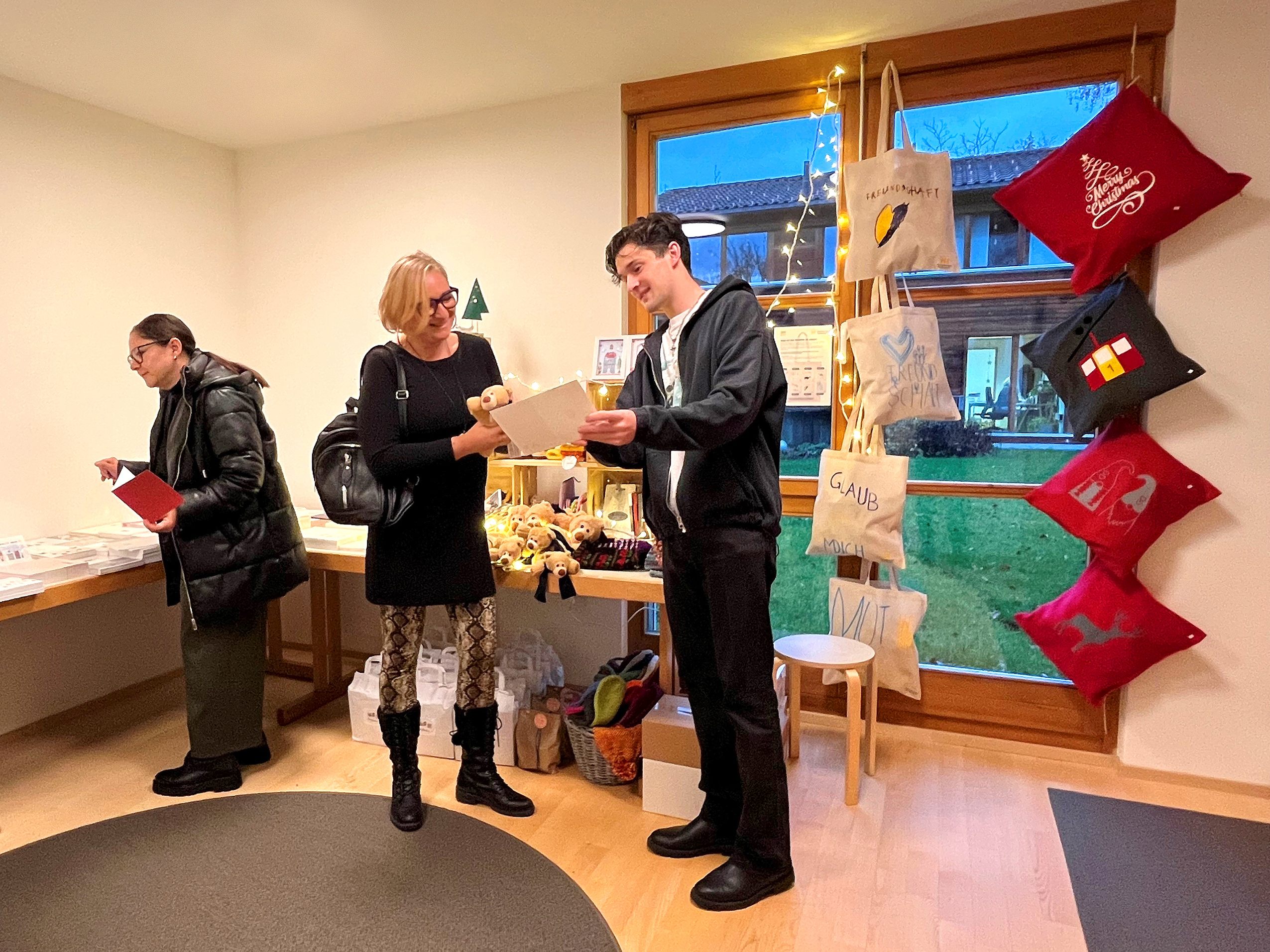 Nach Geschenken für den guten Zweck stöbern, das geht im Weihnachtsshop des Vorarlberger Kinderdorfs.