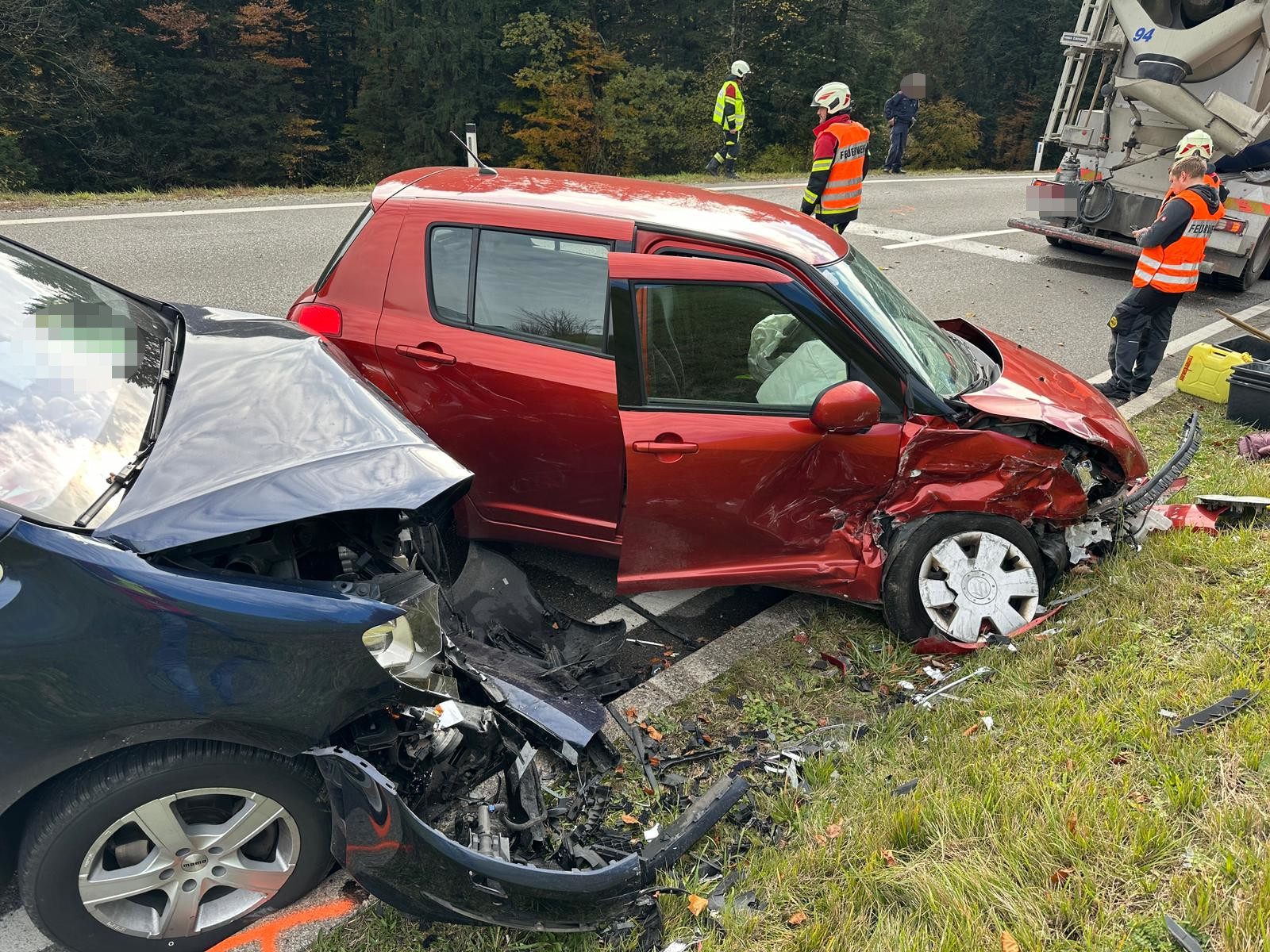 Drei Verletzte nach schwerem Verkehrsunfall auf der L200.