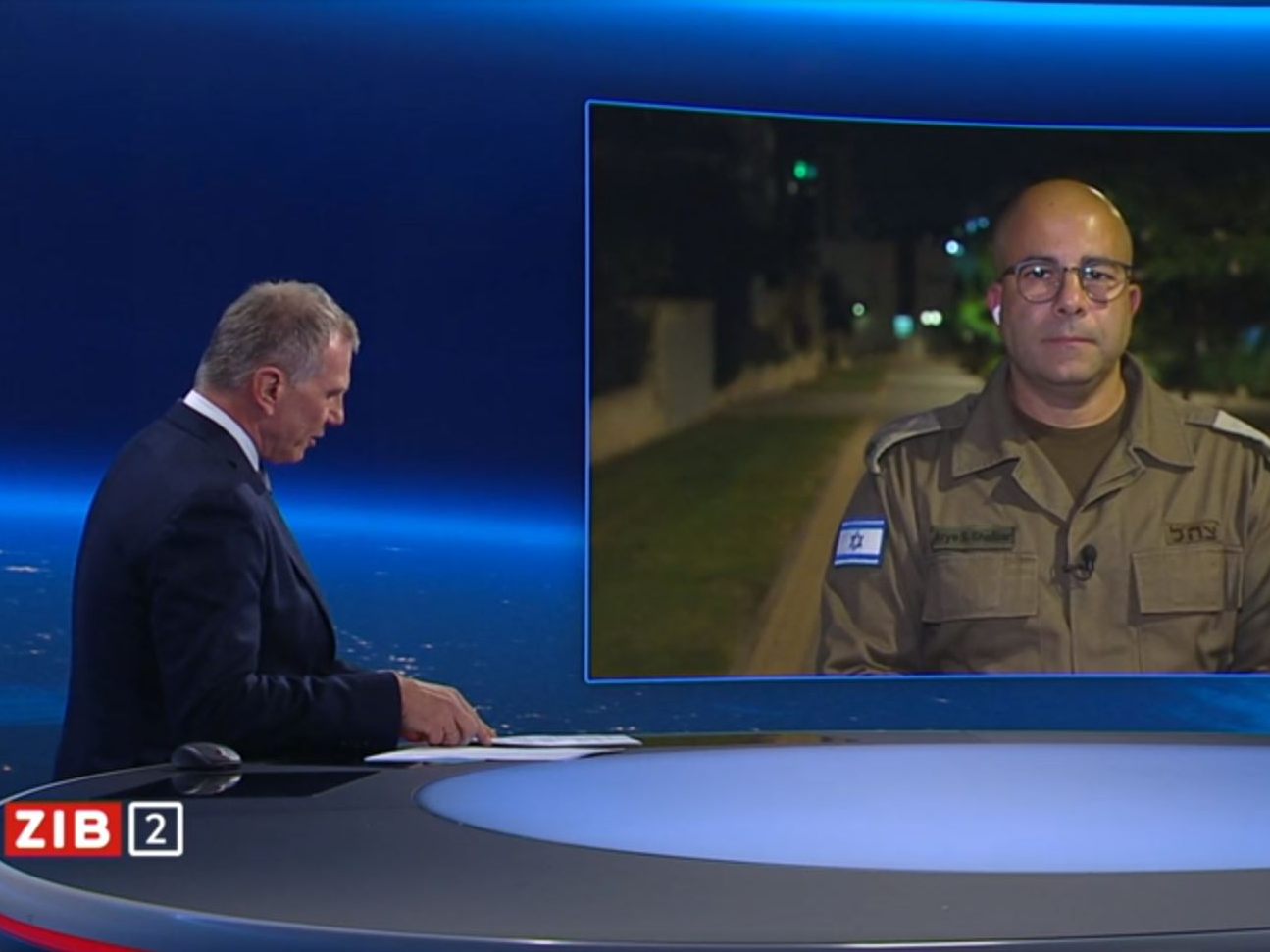 Armeesprecher Arye Sharuz Shalicar (r,) zu Gast bei Armin Wolf in der "ZIB 2".