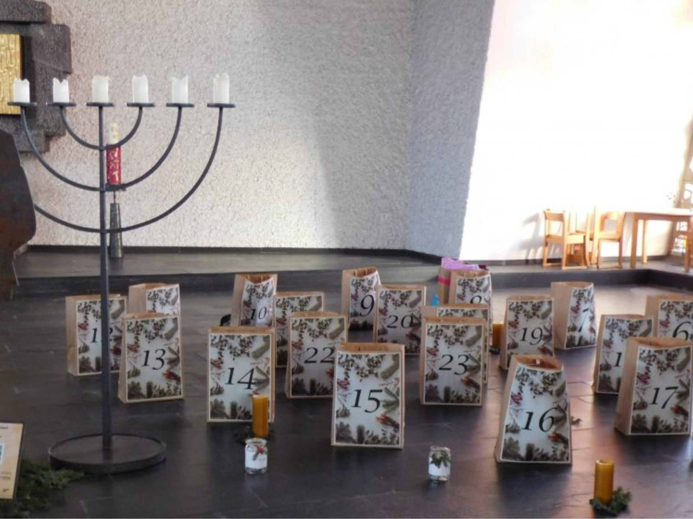 Der umgekehrte Adventkalender in der St. Josefskirche soll anderen Menschen eine Freude bereiten. Der umgekehrte Adventkalender in der St. Josefskirche soll anderen Menschen eine Freude bereiten.
