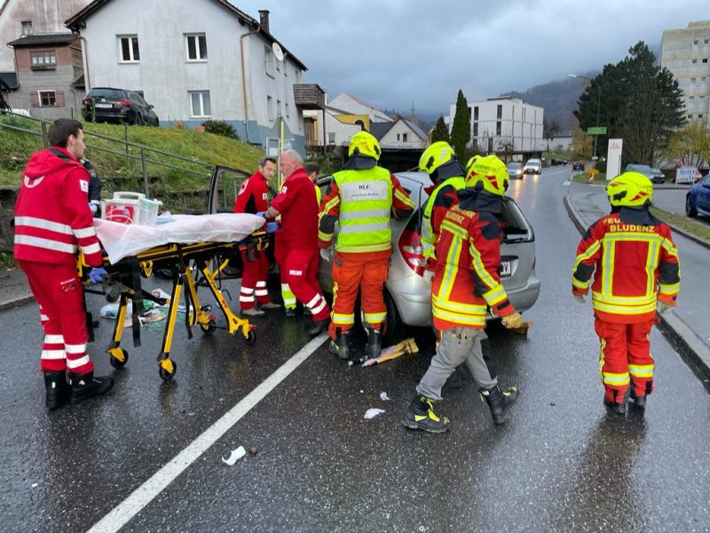 Die Rettung und Feuerwehr Bludenz war bei dem Unfall in Einsatz. Die Rettung und Feuerwehr Bludenz war bei dem Unfall in Einsatz.