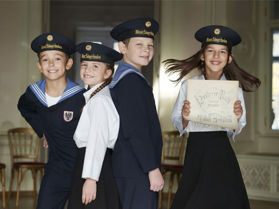 Die Wiener Chormädchen und Sängerknaben werden ausgezeichnet. Die Wiener Chormädchen und Sängerknaben werden ausgezeichnet.