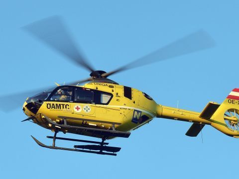 Die am Unfall unbeteiligte Fußgängerin wurde per Hubschrauber in ein Krankenhaus gebracht. Die am Unfall unbeteiligte Fußgängerin wurde per Hubschrauber in ein Krankenhaus gebracht.