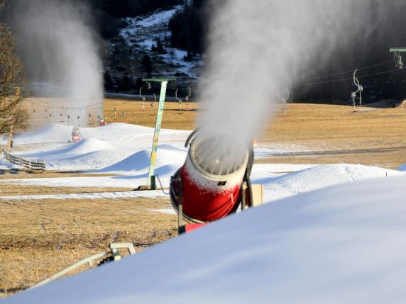 Durch den Klimawandel kostet der Kunstschnee den österreichischen Skigebieten zusehens mehr Energie und Wasser.