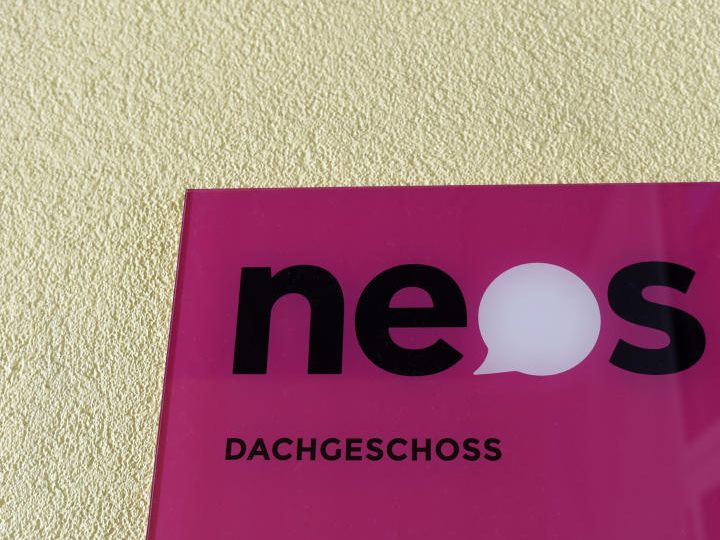 NEOS üben Kritik am Budget.