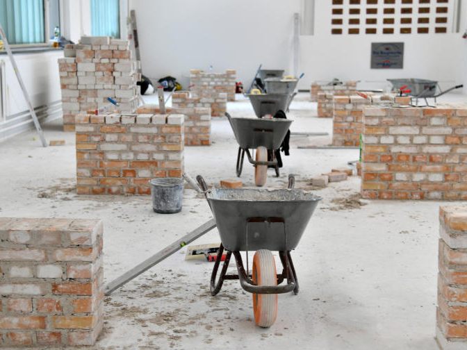 Beim Einsturz einer Ziegelmauer wurden in NÖ drei Bauarbeiter verletzt. Beim Einsturz einer Ziegelmauer wurden in NÖ drei Bauarbeiter verletzt.