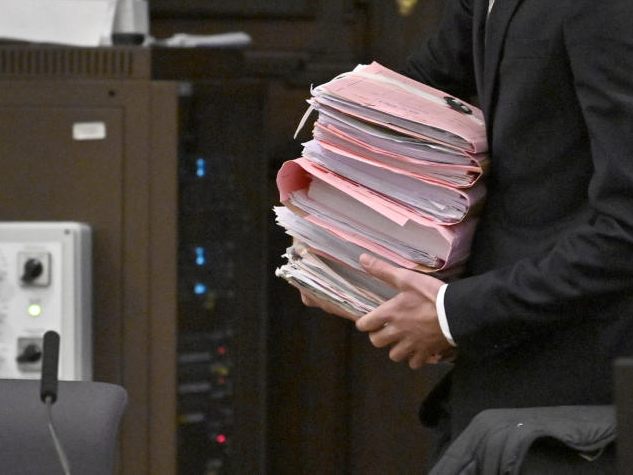 Ein 75-Jähriger steht am Freitag in Wien vor Gericht, weil er seine Ex-Freundin mit dem Messer attackiert hat. Ein 75-Jähriger steht am Freitag in Wien vor Gericht, weil er seine Ex-Freundin mit dem Messer attackiert hat.