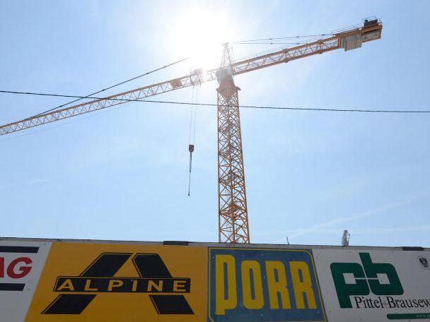 Bei einem Baustellen-Unfall wurden drei Arbeiter verletzt.