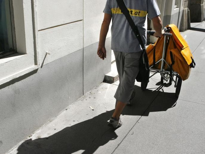 Ein Wiener Briefträger soll jahrelang tausende Postsendungen gestohlen haben.