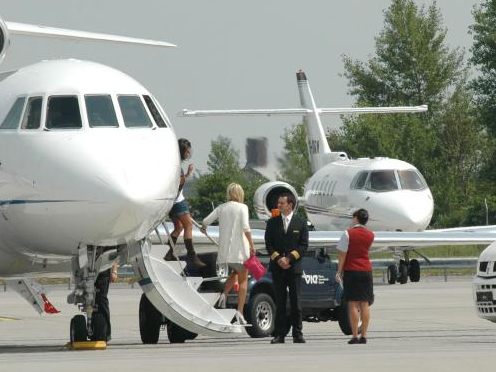 Laut Greenpeace entgingen dem österreichischen Staat durch Privatjets 2022 rund 77 Millionen Euro Steuereinnahmen.