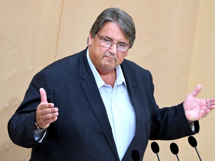 Der SPÖ-Sozialsprecher Josef Muchitsch sprach sich für ein Ende der "Selbstbeschäftigung" der SPÖ aus. Der SPÖ-Sozialsprecher Josef Muchitsch sprach sich für ein Ende der "Selbstbeschäftigung" der SPÖ aus.