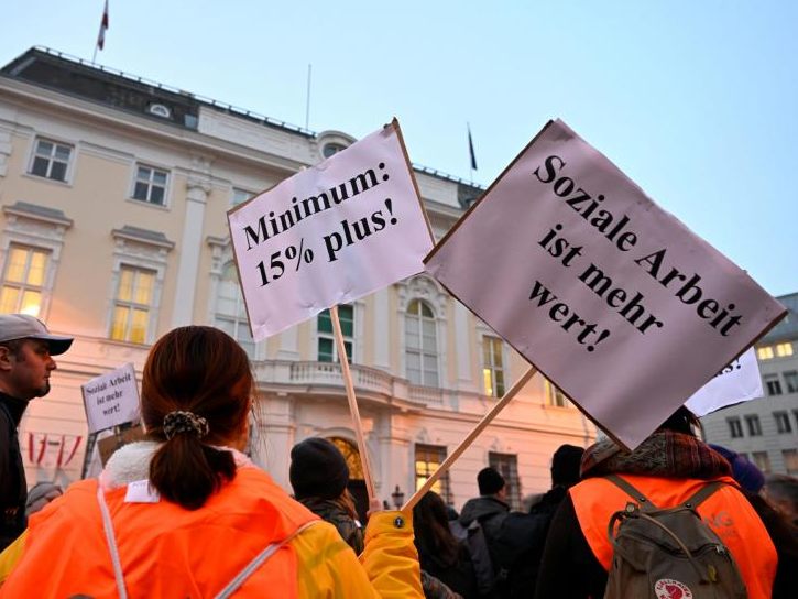 Die Sozialwirtschaft hat "Kampfmaßnahmen" bishin zu Streiks beschlossen. Die Sozialwirtschaft hat "Kampfmaßnahmen" bishin zu Streiks beschlossen.