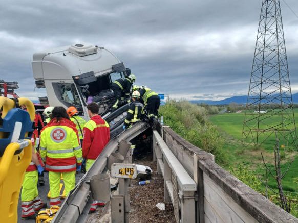Nach einem Verkehrsunfall mit zwei Toten auf S4, wurde ein Lkw-Fahrer zu sieben Monaten bedingter Haft verurteilt.