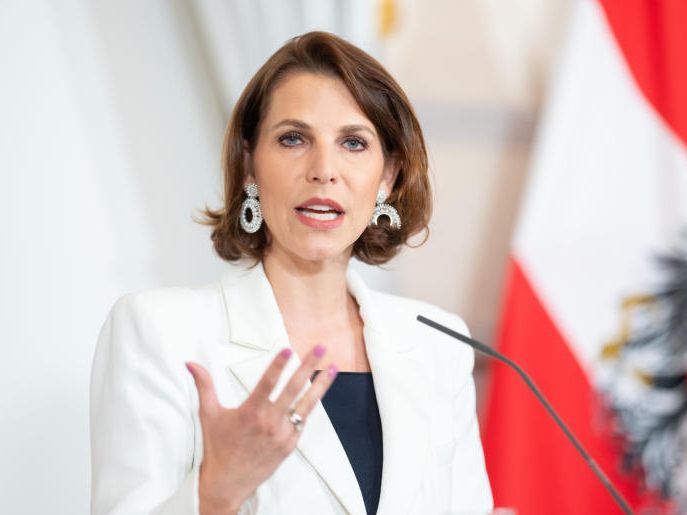 Laut Verfassungsministerin Karoline Edtstadler (ÖVP) ist Österreich ein Vorreiter im Kampf gegen Antisemitismus. Laut Verfassungsministerin Karoline Edtstadler (ÖVP) ist Österreich ein Vorreiter im Kampf gegen Antisemitismus.