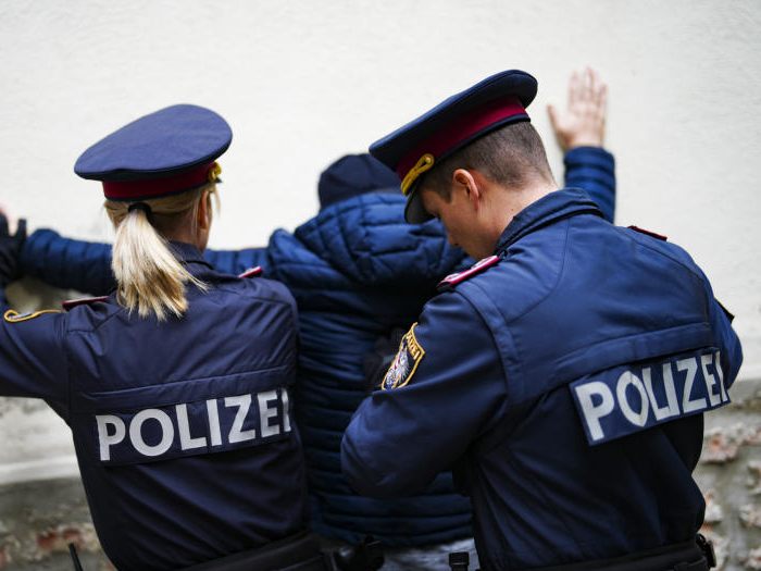 Ein 28-Jähriger attackierte in Wien-Brigittenau im Streit zwei Männer mit dem Messer. Ein 28-Jähriger attackierte in Wien-Brigittenau im Streit zwei Männer mit dem Messer.