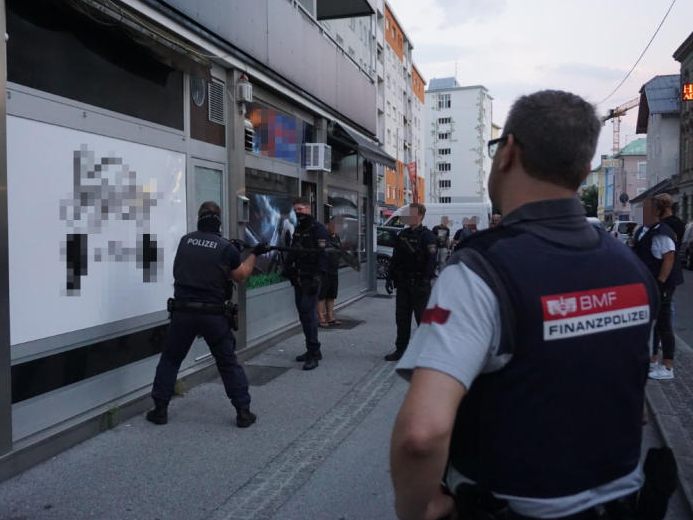 Die Polizei beschlagnahmte 67 illegale Glücksspielautomaten in Salzburg. Die Polizei beschlagnahmte 67 illegale Glücksspielautomaten in Salzburg.
