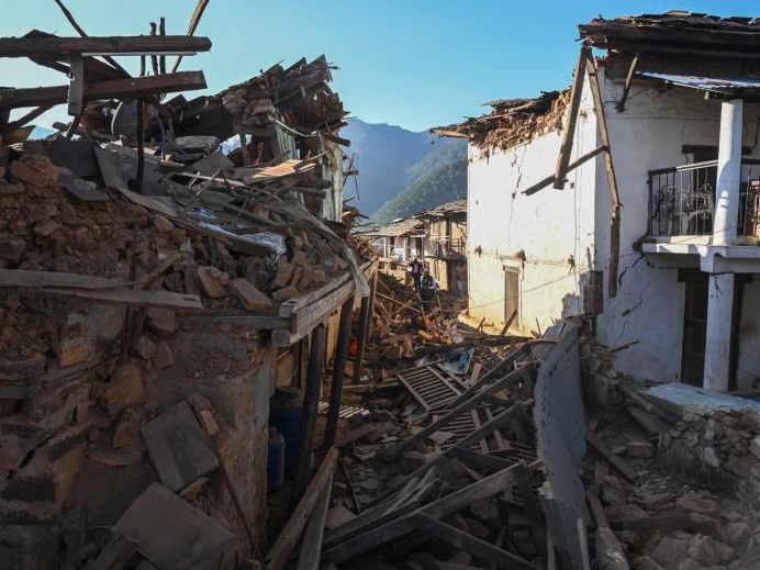 Ein Erdbeben in Nepal kostete mindestens 129 Menschen das Leben. Ein Erdbeben in Nepal kostete mindestens 129 Menschen das Leben.
