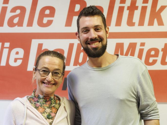 Die KPÖ_Spitzenkandidaten für die Nationalratswahl 2024 heißen Bettina Prochaska (KPÖ /links) und Tobias Schweiger (KPÖ Bundessprecher). Die KPÖ_Spitzenkandidaten für die Nationalratswahl 2024 heißen Bettina Prochaska (KPÖ /links) und Tobias Schweiger (KPÖ Bundessprecher).