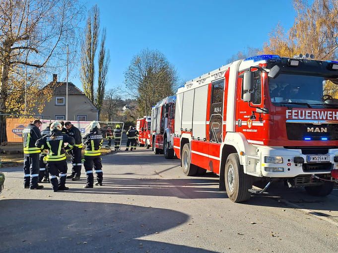 Eine niederösterreichische Mittelschule musste wegen Explosionsgefahr evakuiert werden. Eine niederösterreichische Mittelschule musste wegen Explosionsgefahr evakuiert werden.