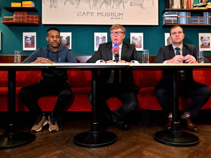 Die Briten Matthew Hedges (rechts) und Ali Issa Ahdmed (links) mit ihrem Anwalt Rodney Dixon (Mitte) vor der Interpol-Konferenz in Wien.