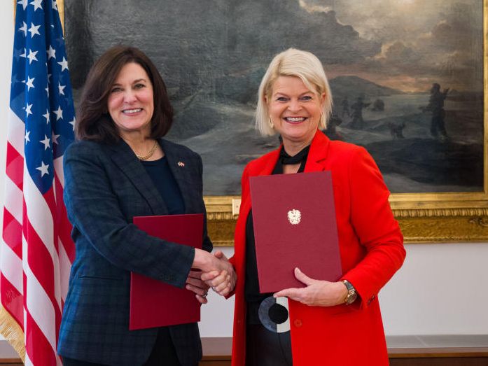 US-Botschafterin Victoria Reggie Kennedy und Verteidigungsministerin Klaudia Tanner (ÖVP) bei der Unterzeichnung eines "Memorandum of Understanding" zwischen Österreich und den USA.