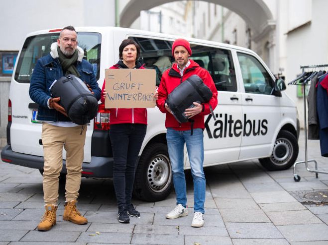 Ö3 Moderator Robert Kratky und die Caritas werben für Spenden für das Gruft-Winterpaket. Ö3 Moderator Robert Kratky und die Caritas werben für Spenden für das Gruft-Winterpaket.