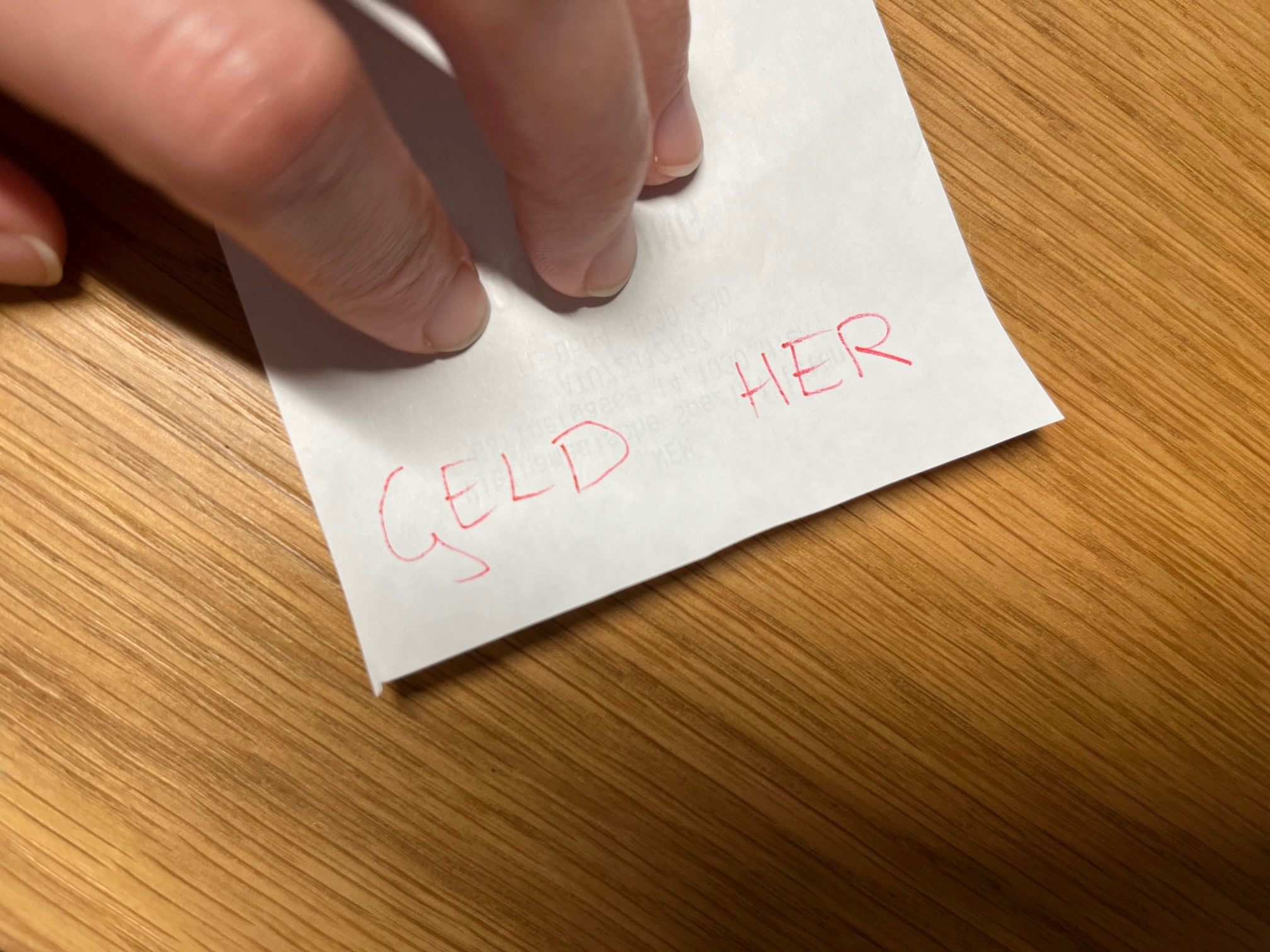 Ein Stück Papier mit der Aufforderung Geld herauszugeben und die mutmaßliche Schusswaffe im Hosenbund brachten den Angestellten zur Herausgabe von Bargeld.