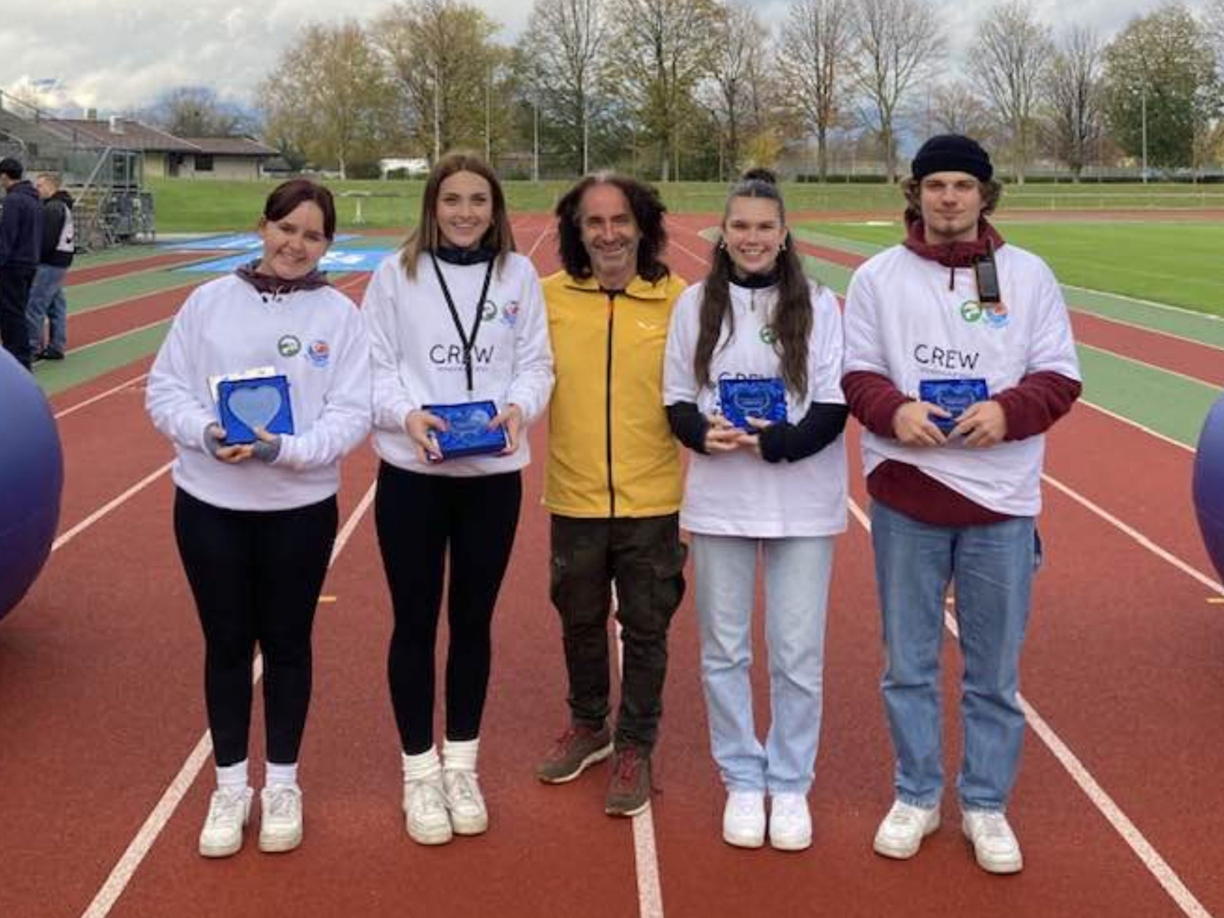 Stunde des Herzens Obmann Joe Fritsche übergab den Menschlichkeit-Awards an die vier Schüler, die den Spendenlauf organisiert hatten.