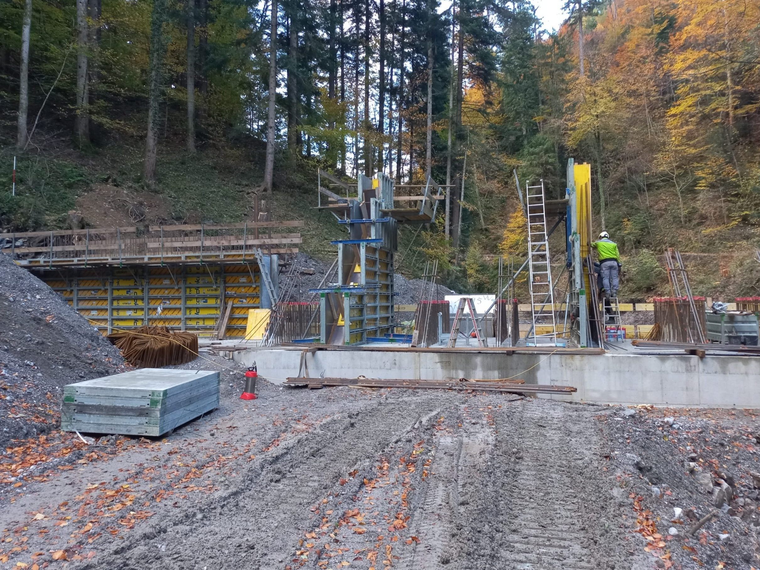 In der Örfla sind die Arbeiten zum Hochwasserschutz voll im Gange. In der Örfla sind die Arbeiten zum Hochwasserschutz voll im Gange.