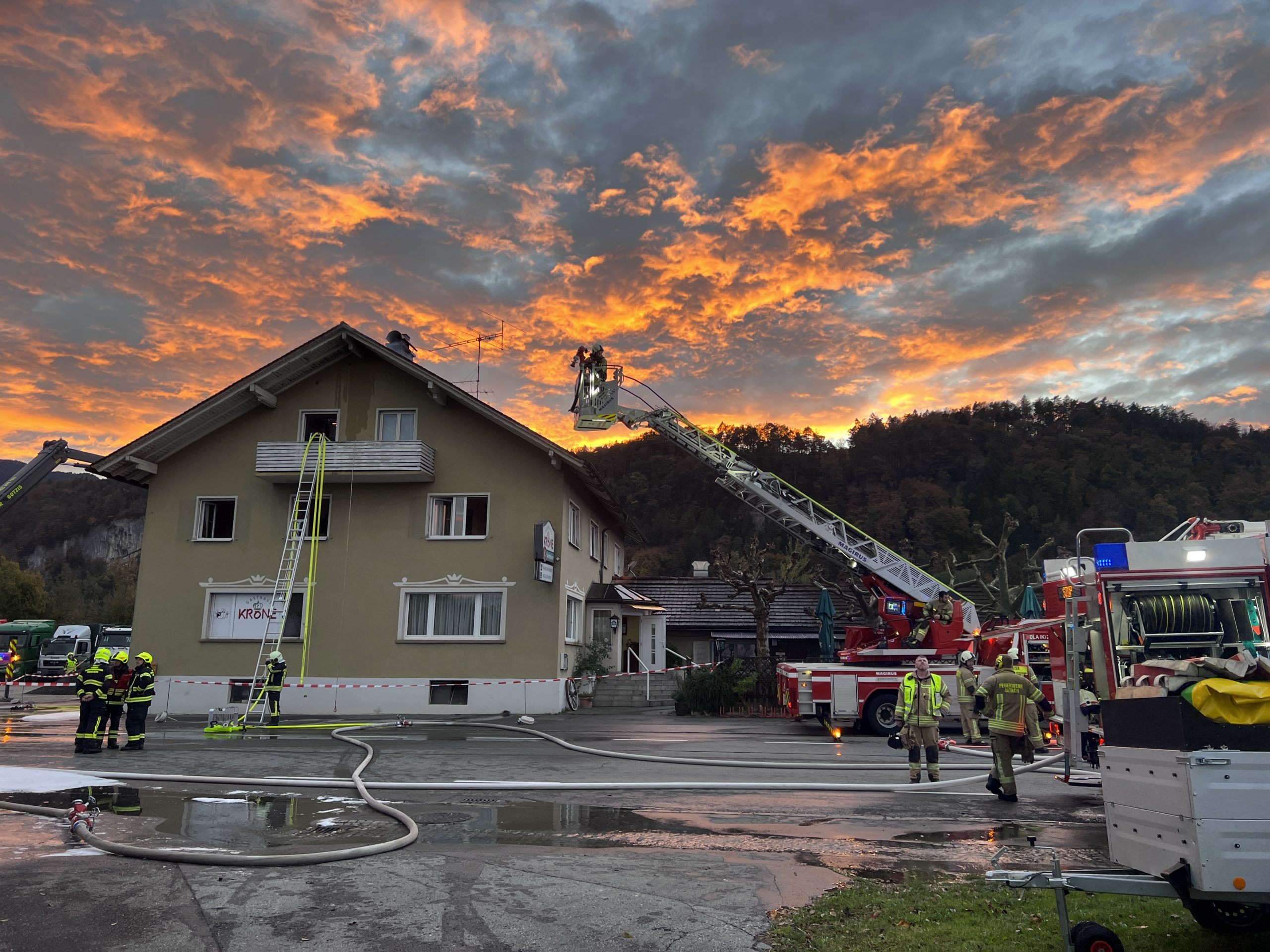 Beim Gasthof Krone kam es am Montagmorgen zu einem Großeinsatz der Feuerwehren.