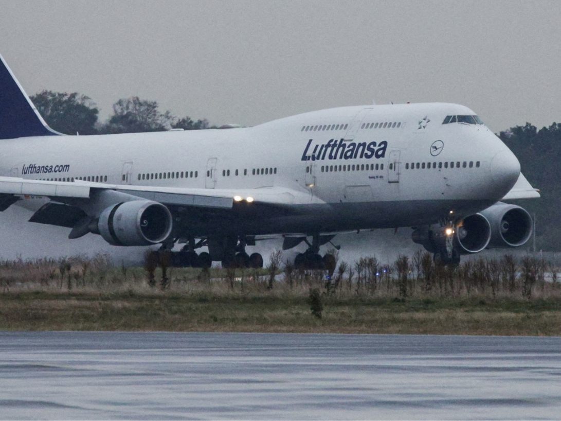 Mitglieder der Central Industrial Security Force (CISF) holten den Passagier am Flughafen Neu Dehli aus dem Flieger.