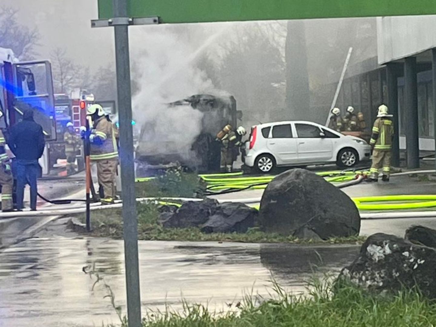 Fahrzeugbrand vor Mömax in Frastanz Fahrzeugbrand vor Mömax in Frastanz