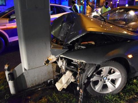 Bei einem Frontalcrash in Wien wurde ein 48-Jähriger lebensgefährlich verletzt.